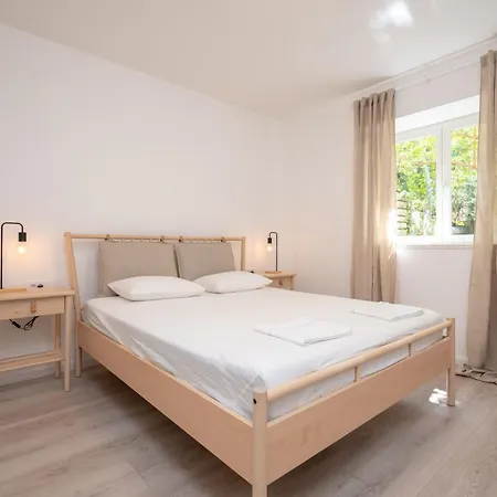 Beachfront Apartments Nincevic טרוגיר