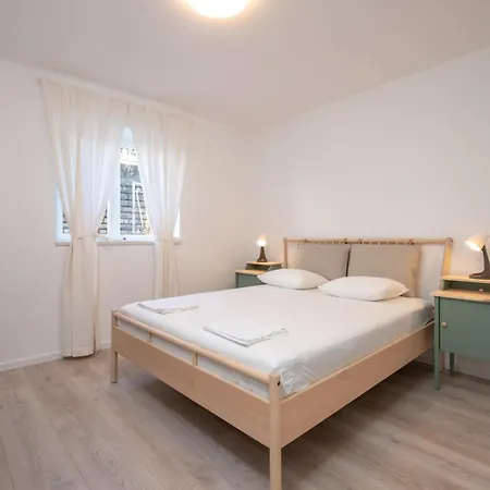 Beachfront Apartments Nincevic *