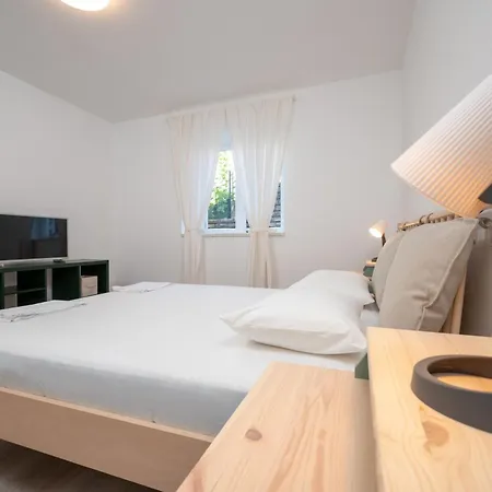 Beachfront Apartments Nincevic *